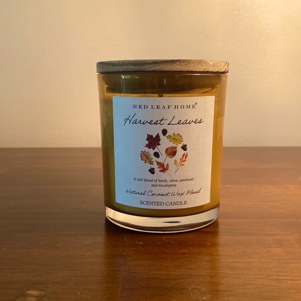 Lucious Smelling Harvest Leaves Candle